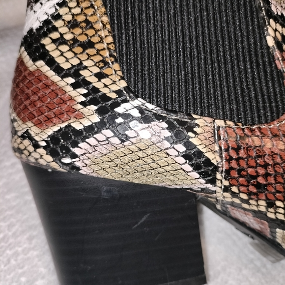 Qupid Women's Rubber Elastic Gore Pointy Toe Ankle Booties Snakeskin look Sz 6 - Picture 8 of 13